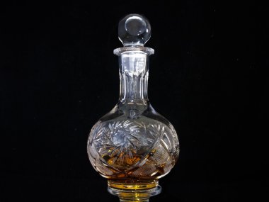 bir sürahi konyak siyah bir zemin üzerine