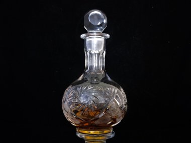 bir sürahi konyak siyah bir zemin üzerine