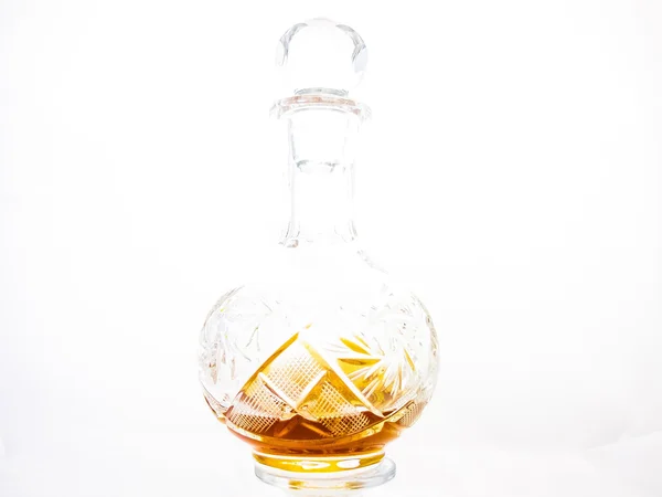 Ein Dekanter mit Brandy auf weißem Hintergrund — Stockfoto