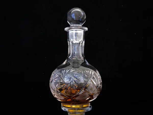 Een Karaf Cognac op een zwarte achtergrond — Stockfoto