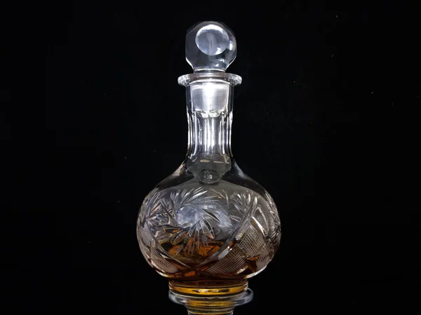 Un decantador de brandy sobre un fondo negro — Foto de Stock