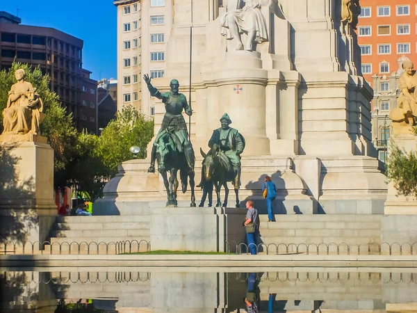 Plaza de Spanje in Madrid en monument voor Cervantes — Stockfoto