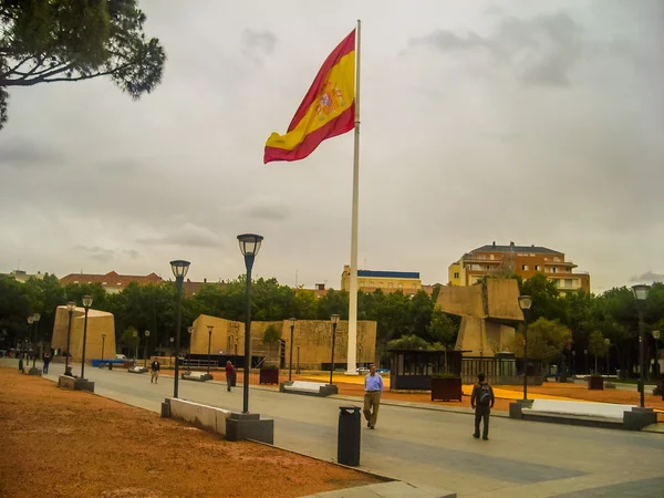 Vlag van Spanje voeren tegen blauwe hemel. — Stockfoto