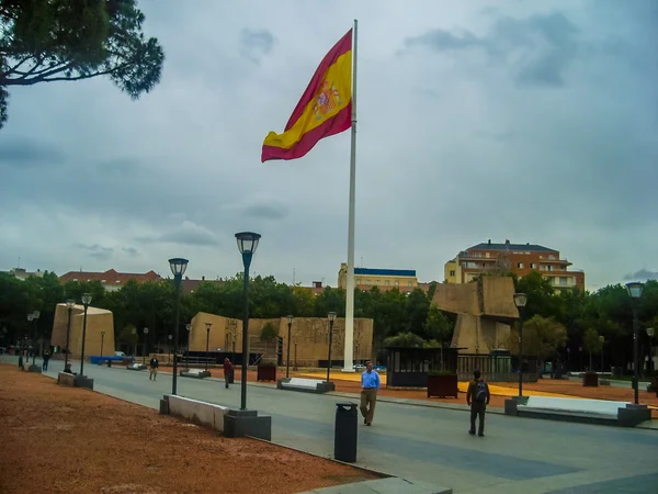 Bandiera della Spagna contro il cielo blu . — Foto Stock