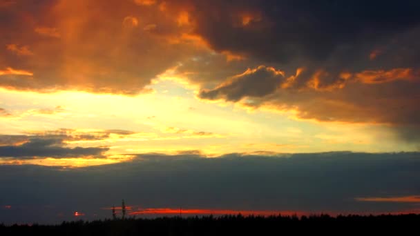 Der bewölkte Sonnenuntergang (Sonnenaufgang) — Stockvideo