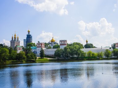 Görünüm novodevichy manastırın su birikintisi, Moskova, Rusya