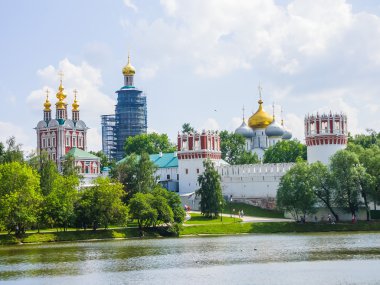 Görünüm novodevichy manastırın su birikintisi, Moskova, Rusya