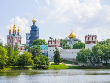 Görünüm novodevichy manastırın su birikintisi, Moskova, Rusya