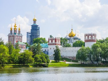 Görünüm novodevichy manastırın su birikintisi, Moskova, Rusya