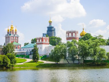 Görünüm novodevichy manastırın su birikintisi, Moskova, Rusya