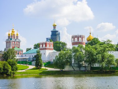 Görünüm novodevichy manastırın su birikintisi, Moskova, Rusya