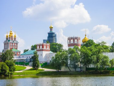 Görünüm novodevichy manastırın su birikintisi, Moskova, Rusya