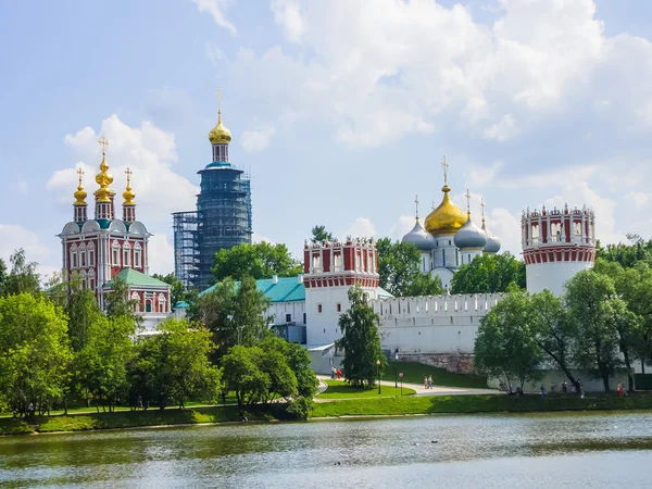 View of Novodevichy Convent from the pond, Moscow, Russia — Stock Photo, Image