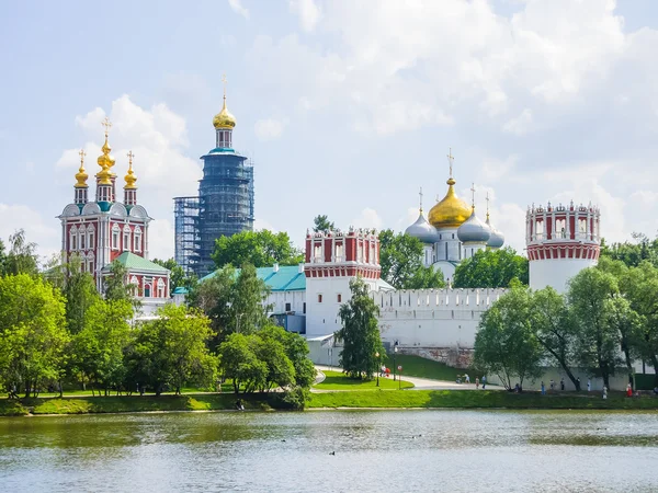 View of Novodevichy Convent from the pond, Moscow, Russia — Stock Photo, Image