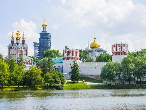 Görünüm novodevichy manastırın su birikintisi, Moskova, Rusya