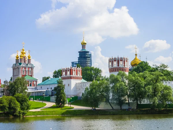 View of Novodevichy Convent from the pond, Moscow, Russia — Stock Photo, Image