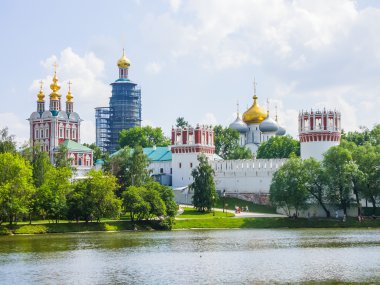 Görünüm novodevichy manastırın su birikintisi, Moskova, Rusya