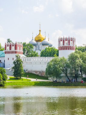 Görünüm novodevichy manastırın su birikintisi, Moskova, Rusya