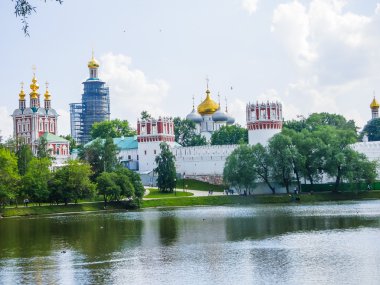 Görünüm novodevichy manastırın su birikintisi, Moskova, Rusya