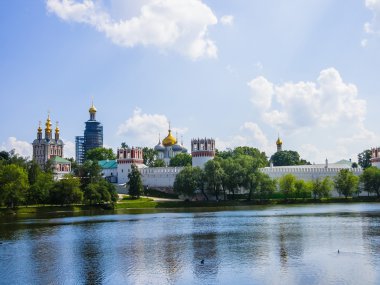 Görünüm novodevichy manastırın su birikintisi, Moskova, Rusya