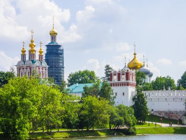 Görünüm novodevichy manastırın su birikintisi, Moskova, Rusya