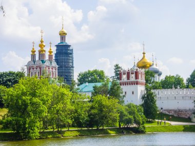 Görünüm novodevichy manastırın su birikintisi, Moskova, Rusya