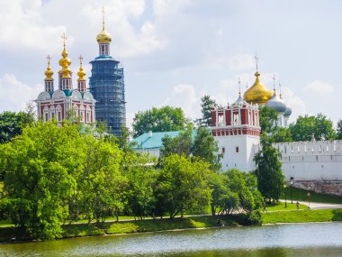 Görünüm novodevichy manastırın su birikintisi, Moskova, Rusya