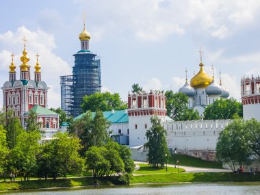 Görünüm novodevichy manastırın su birikintisi, Moskova, Rusya