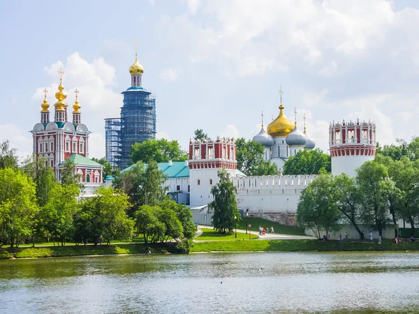 Вид Новодевичьего монастыря с пруда, Москва, Россия — стоковое фото