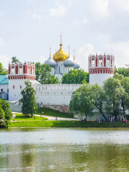 Görünüm novodevichy manastırın su birikintisi, Moskova, Rusya