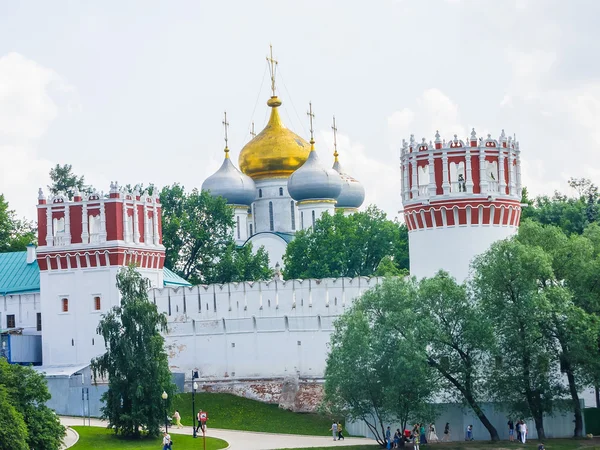 View of Novodevichy Convent from the pond, Moscow, Russia — Stock Photo, Image