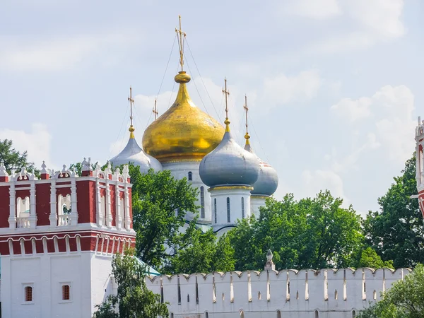 ノヴォデヴィチ女子修道院池、モスクワ、ロシアからのビュー — ストック写真