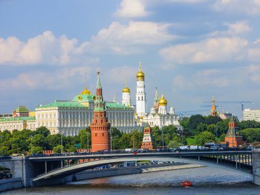 Kremlin ve büyük taş köprüsü