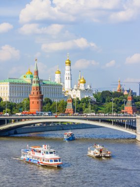 Kremlin ve büyük taş köprüsü