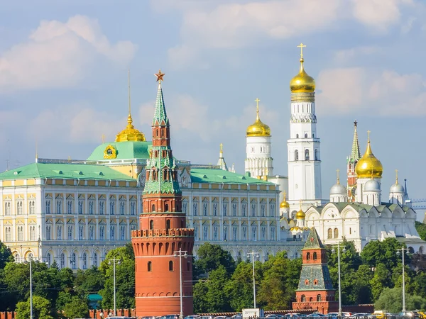 Kremlin ve büyük taş köprüsü
