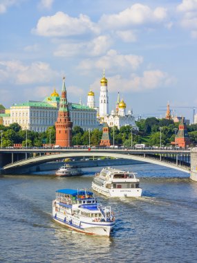 Kremlin ve büyük taş köprüsü