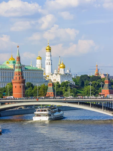 Kremlin ve büyük taş köprüsü