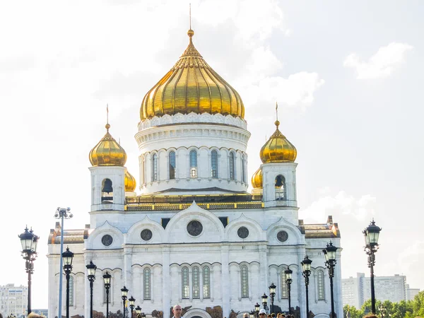 Vista de la Catedral de Cristo Salvador y el puente patriarcal, Moscú, Rusia — Foto de Stock