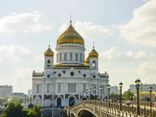 Vista de la Catedral de Cristo Salvador y el puente patriarcal, Moscú, Rusia — Foto de Stock