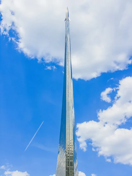 MOSCÚ, RUSIA - 5 DE MAYO DE 2016: Museo Espacial. Monumento a los Conquistadores — Foto de Stock