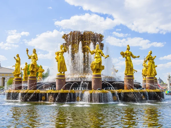 俄罗斯莫斯科-2016 年 5 月 5 日︰ 人民友谊喷泉在全俄展览中心 (Vdnkh) — 图库照片