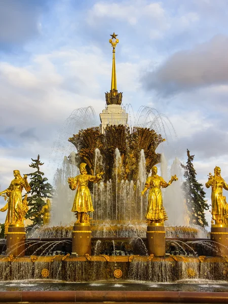俄罗斯莫斯科-2016 年 5 月 5 日︰ 人民友谊喷泉在全俄展览中心 (Vdnkh) — 图库照片