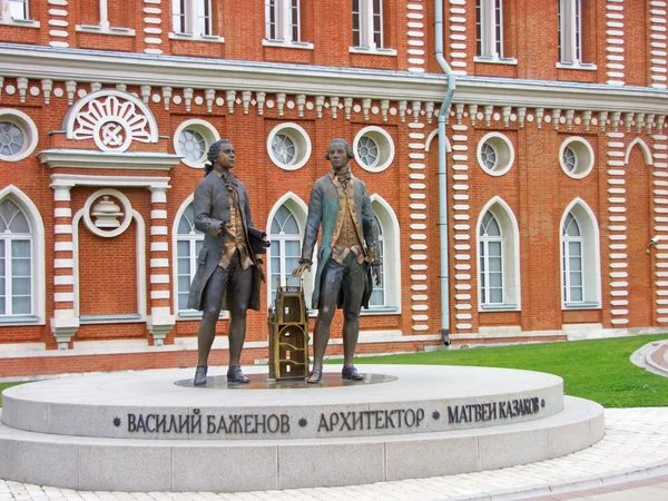 Moskova. Vasili Bazhenov ve Matvey Kazakov parkta 