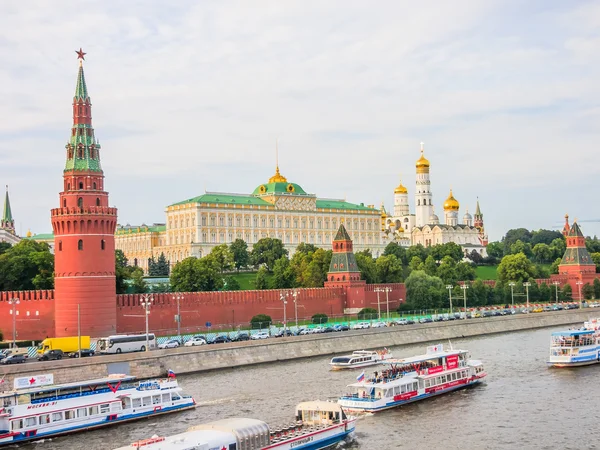 Kremlin ve büyük taş köprüsü