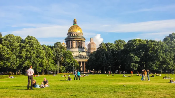 Александровский сад и Исаакиевский собор — стоковое фото