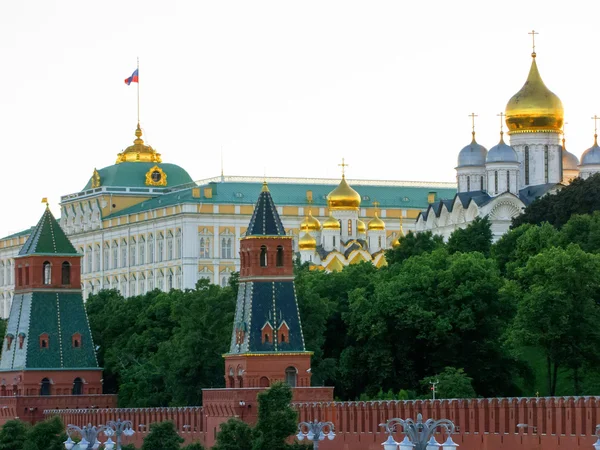 Moskau. Blick auf den Kreml, die große Steinbrücke und den Moskauer Fluss — Stockfoto