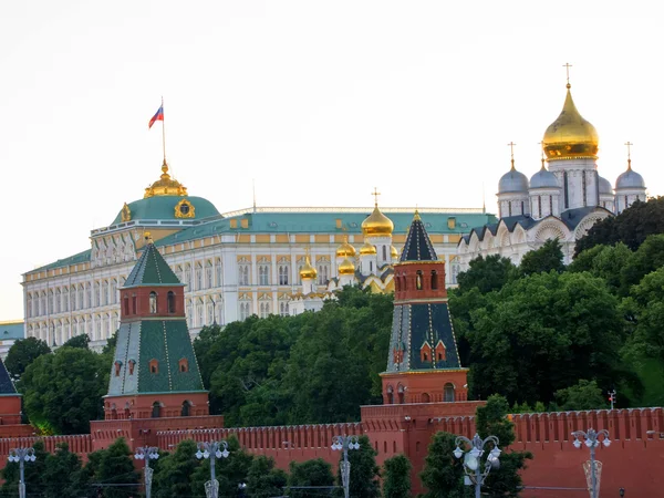 Moskau. Blick auf den Kreml, die große Steinbrücke und den Moskauer Fluss — Stockfoto