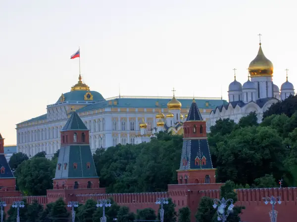 Moskau. Blick auf den Kreml, die große Steinbrücke und den Moskauer Fluss — Stockfoto