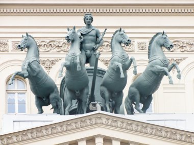 Квадрига Аполлона на здании Большого театра в Москве