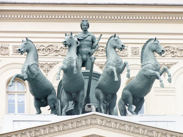 Quadriga de Apolo sobre a construção do Teatro Bolshoi em Moscou — Fotografia de Stock